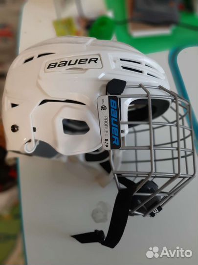 Хоккейный шлем