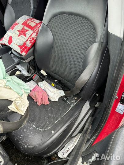 Сиденье переднее левое Hyundai Ix35 2.0 G4KD 2WD