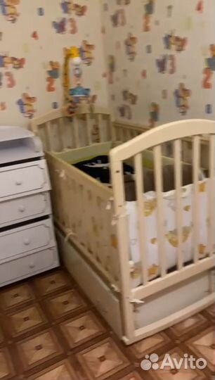 Кроватка для новорожденных с маятником