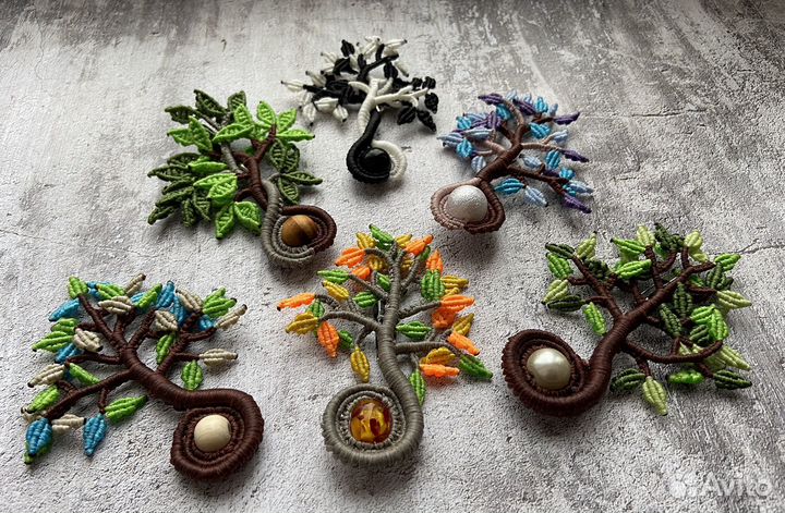 Брошь в стиле микромакраме