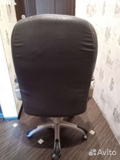 Офисное кресло руководителя
