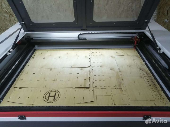 Лазерная резка оргстекла фанеры