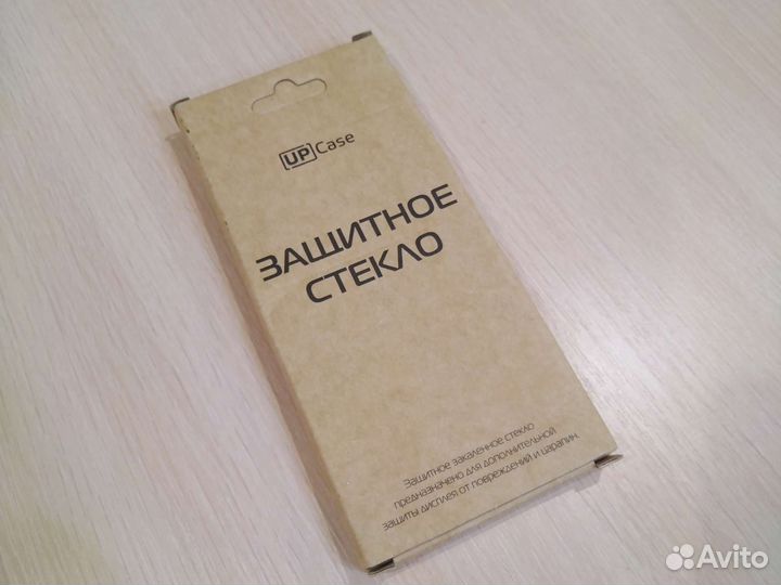 Защитное стекло на Самсунг J4 2018