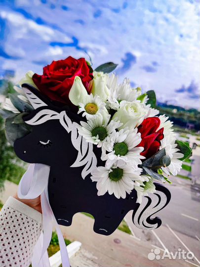 Цветочная композиция в единороге