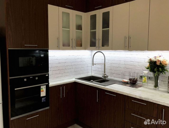 Угловой кухонный гарнитур современный