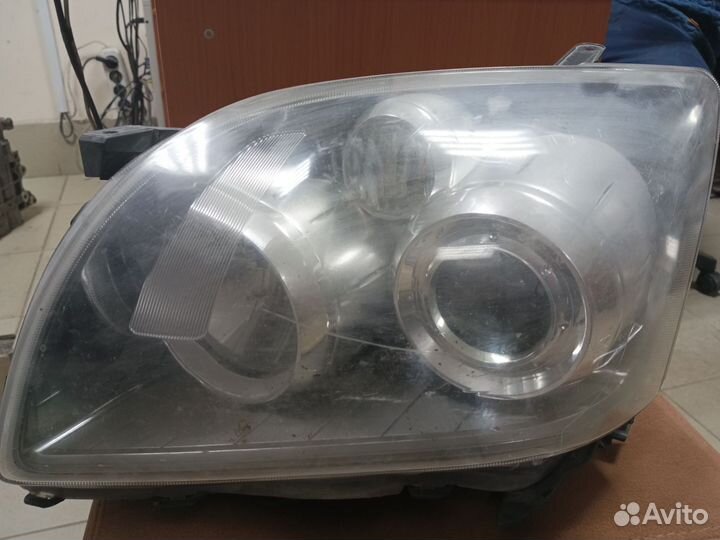 Фара левая toyota avensis 2008г