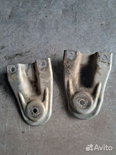 Кронштейн передний Audi A6 C6