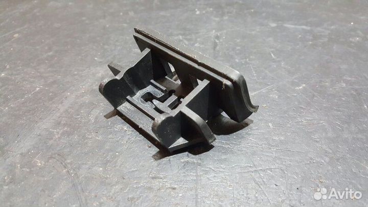 Кронштейн боковой накладки левый Porsche Cayenne