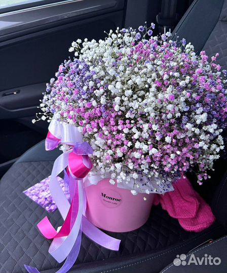 Стильный букет с гипсоилой в коробке цветы букет