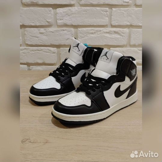 Nike Air Jordan 1 High white black (с мехом)