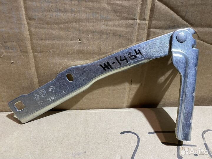 Петля капота левая Renault Sandero 8200763871 Нов