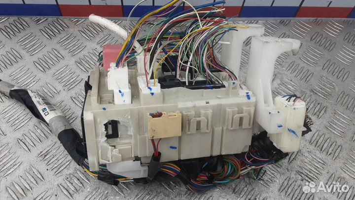 Блок предохранителей Toyota Avensis