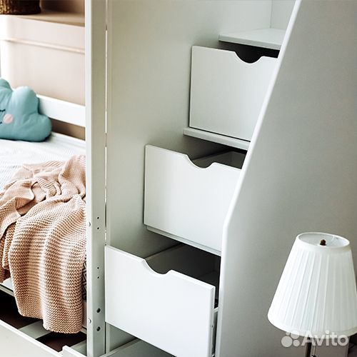 Двухъярусная кровать с лестницей комодом