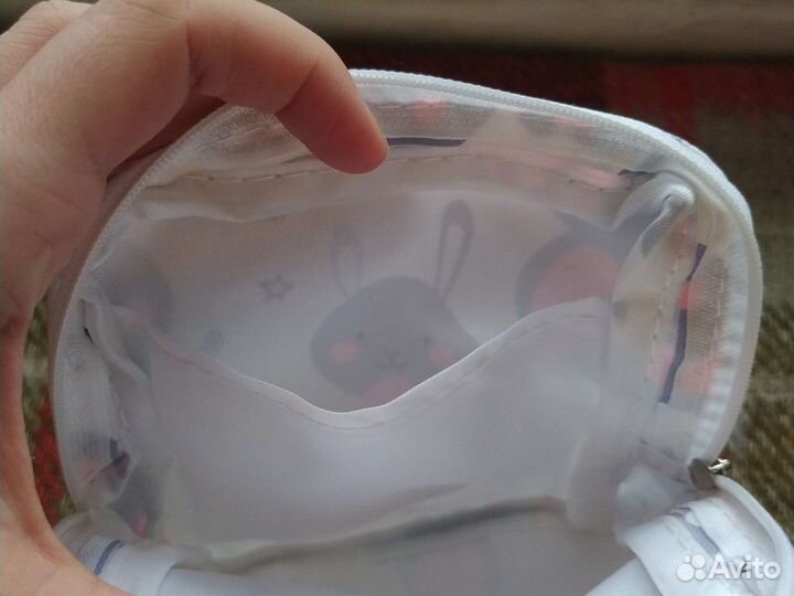 Косметичка маленькая белая с зайцами