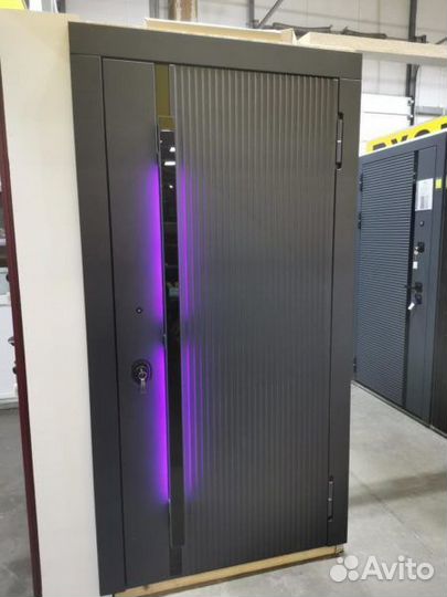 Серая металлическая дверь с подсветкой