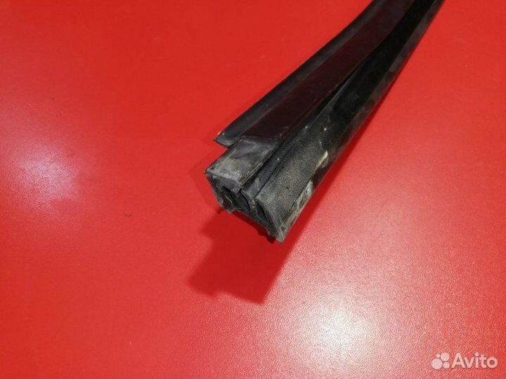 Уплотнитель стекла двери задний левый Volkswagen