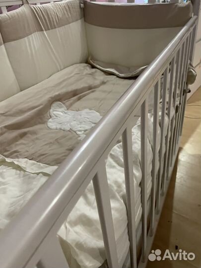Детская кроватка с маятником