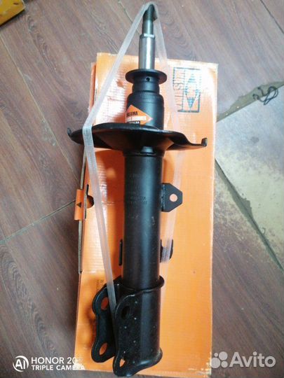 Амортизатор передний левый Toyota Vista Ardeo