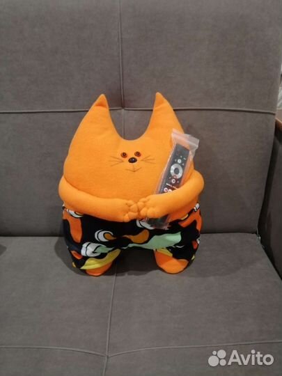Кот подушка держатель пультов