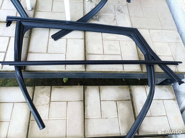 Уплотнитель направляющая стекла шкода карок