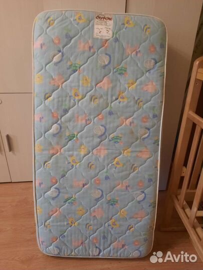 Детская кроватка с маятником