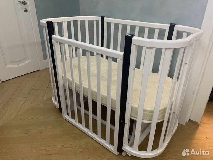 Детская кроватка с маятником