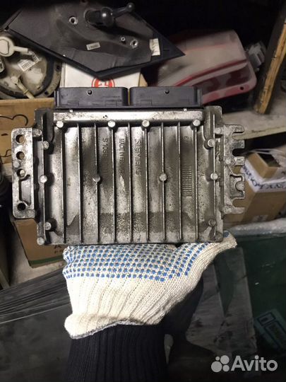 Renault Symbol блок управления двигателем