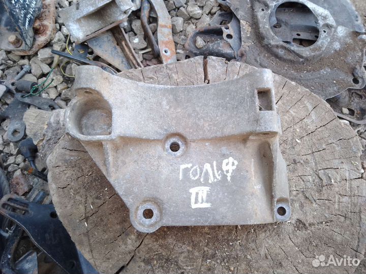 Кронштейн генератора Volkswagen Golf 3, Vento