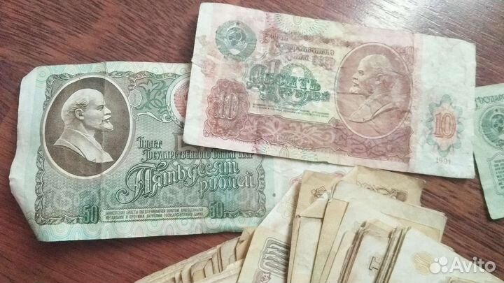 Монеты и денежные купюры