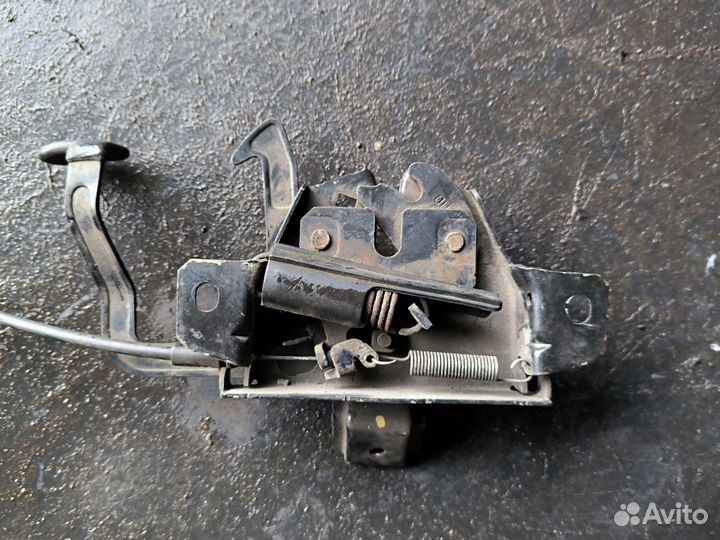 Замок капота на Kia opirus 1 рестайлинг