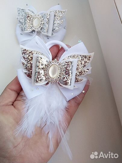 Белые банты с перьями