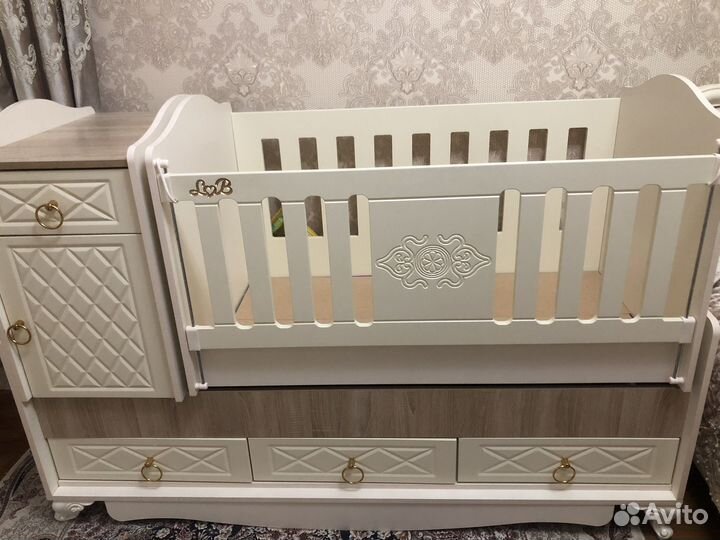 Детская кроватка с маятником и ящиком