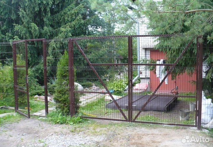 Забор металлический с металлическими столбами под