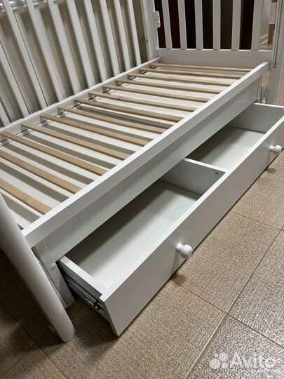 Кроватка детская с маятником