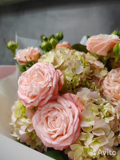 Букет с пионовидной кустовой розой и гортензией