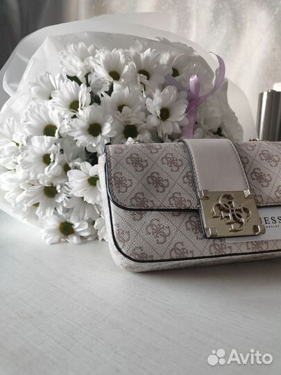 Сумка Guess с брелком