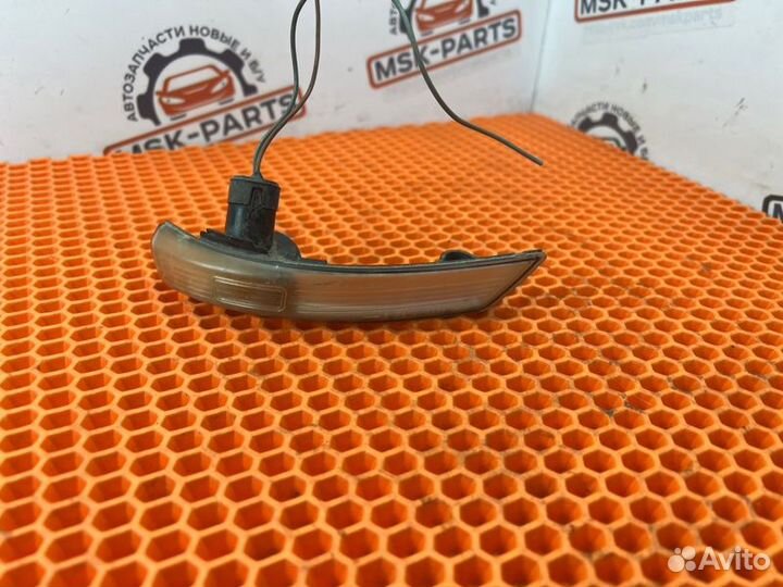 Повторитель поворота в зеркало правый Ford Focus 2