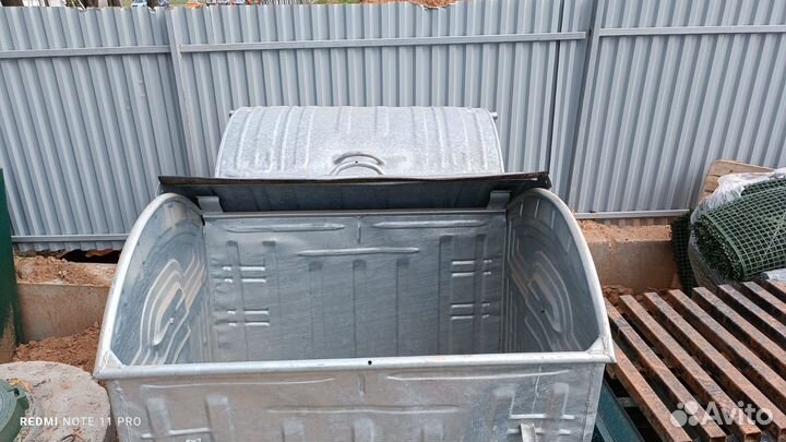 Клнтейнер новый для мусора или зерна