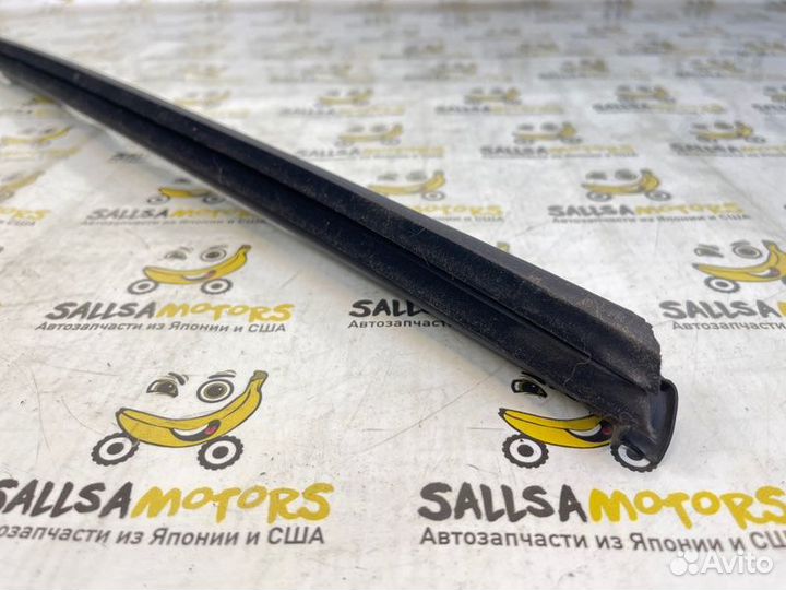 Уплотнитель стекла двери задний правый Volkswagen