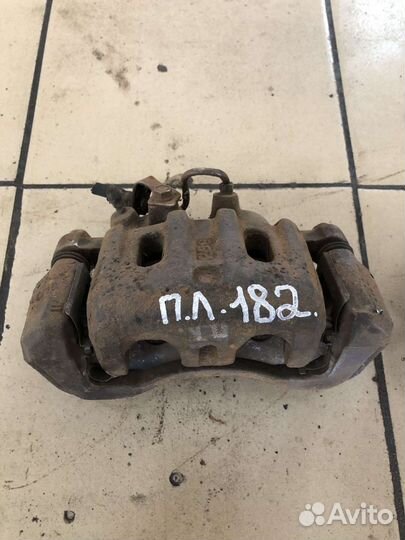 Суппорт передний Mitsubishi Montero Sport 1