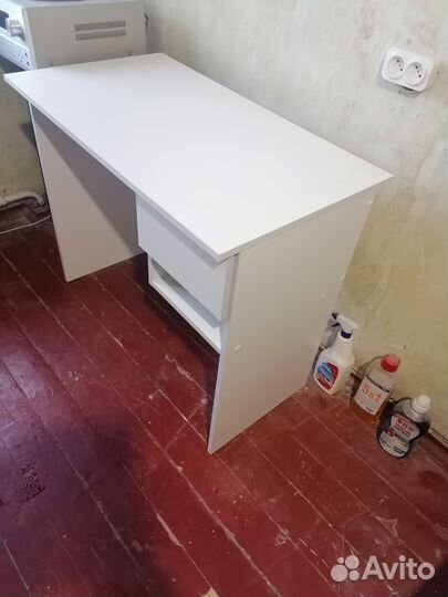 Маникюрный стол