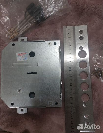 Дверной замок новый, с полным набором ключей