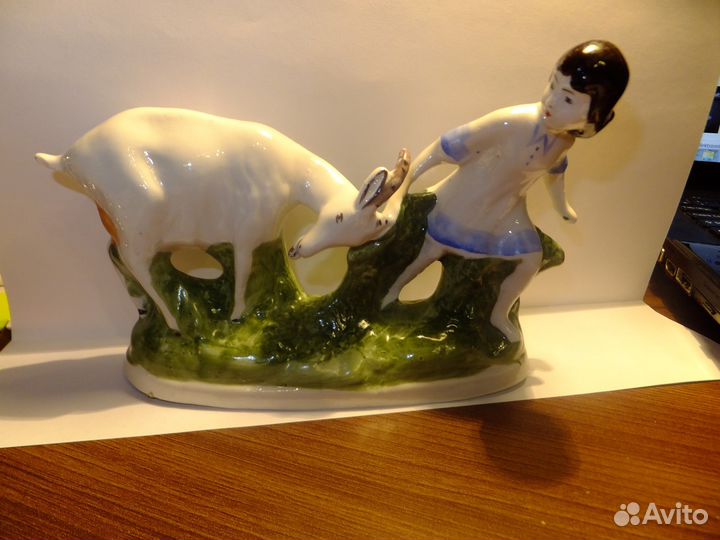 Фарфоровая статуэтка Девушка с козой СССР