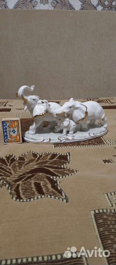 Статуэтка слона (фарфор)