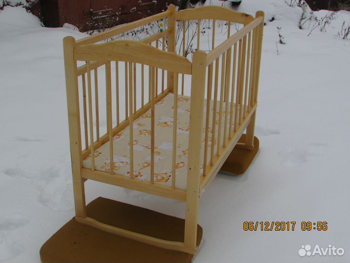 Продам детскую кровать качалку