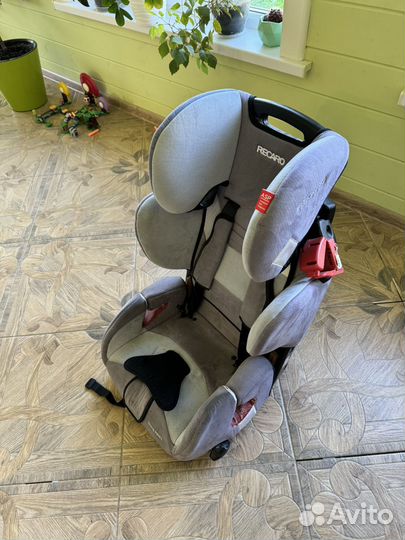 Автомобильное кресло recaro