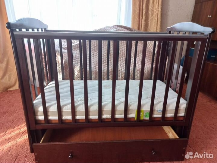 Детская кроватка с маятником