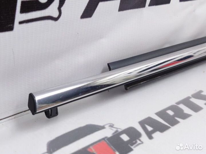 Хром молдинг двери задней левой Toyota RAV4 40