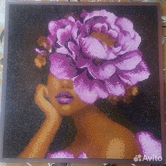 Девушка с цветком