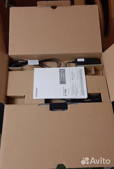 Roland V-1HD видеомикшер